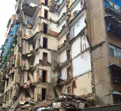 贵州遵义居民楼垮塌 救援人员全力抢救现场